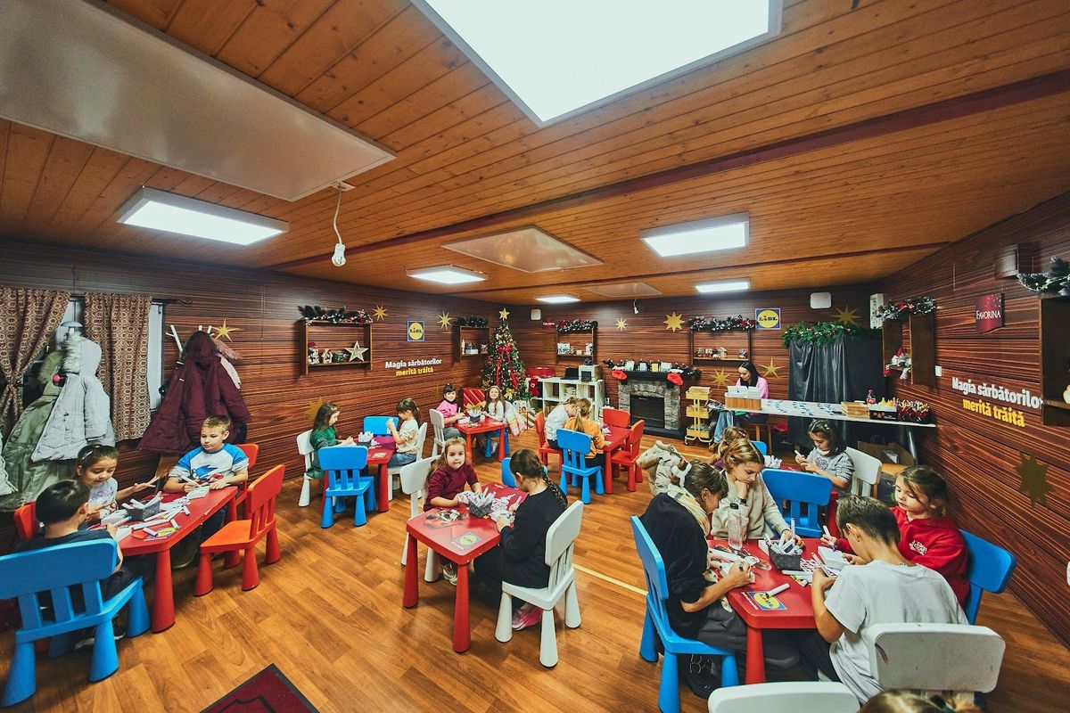 Copii la Atelierul lui Moș Crăciun